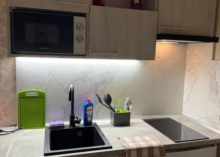 біля оперного театру 3 *